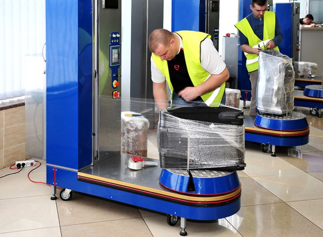 Чтобы ваш багаж не повредился во время путешествия, мы рекомендуем воспользоваться услугами упаковки багажа в терминалах.