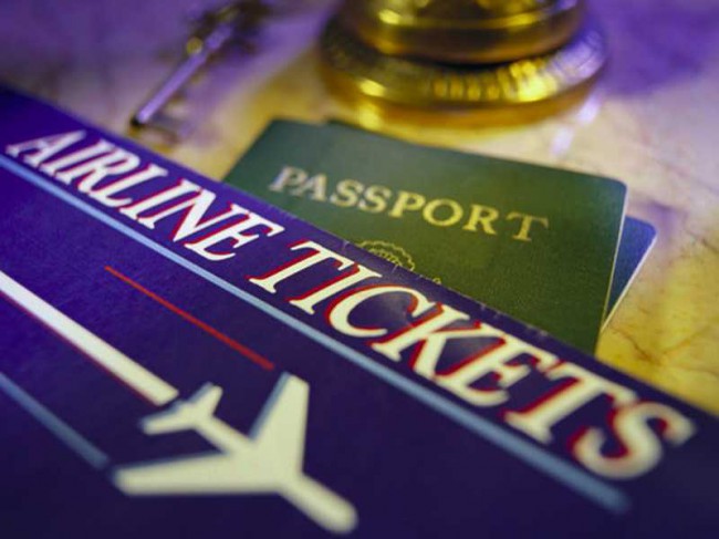 Отправляясь в аэропорт, пожалуйста, проверьте наличие у себя билета и паспорта.