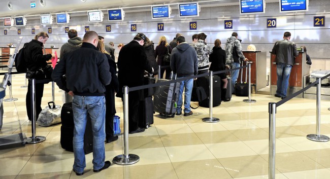 На международных рейсах, перед регистрацией все пассажиры должны пройти таможенный контроль.