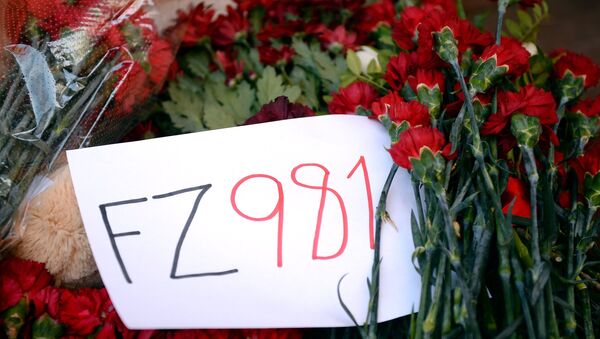 Цветы в память о погибших в авиакатастрофе Boeing-737 в Ростове-на-Дону во время акции памяти у представительства Ростовской области в Москв