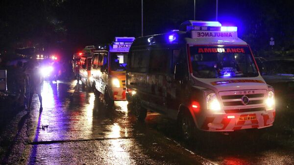 Автомобили скрой помощи на месте жесткой посадки самолета Air India Express в индийском городе Кожикоде