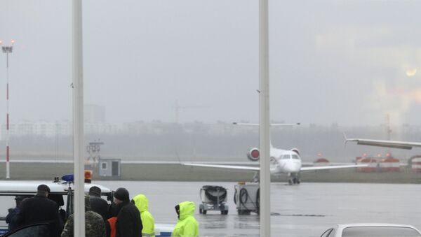 Сотрудники оперативных служб в аэропорту Ростова-на-Дону, где при посадке разбился пассажирский самолет Boeing-737-800