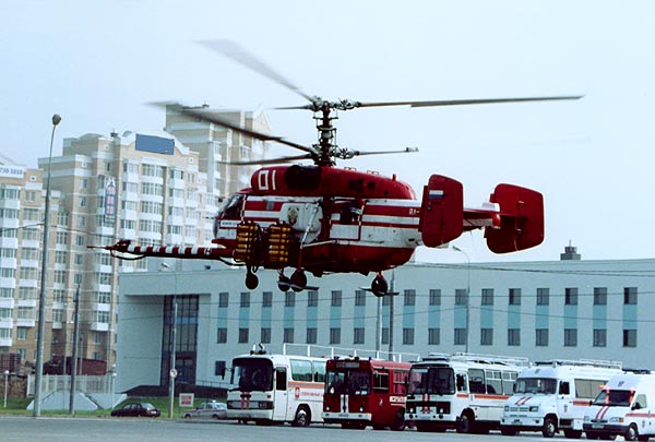 Пожарный вертолет Ка-32А1 с устройством горизонтального пожаротушения "Игла-В" российской фирмы "Темперо"