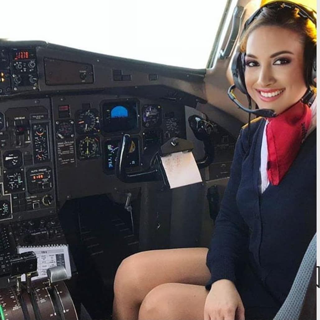 Пилота женская. Uzbekistan Airways стюардессы. Виктория КВС а320. Пилоты стюардессы Uzbekistan Airways. Женщина пилот.