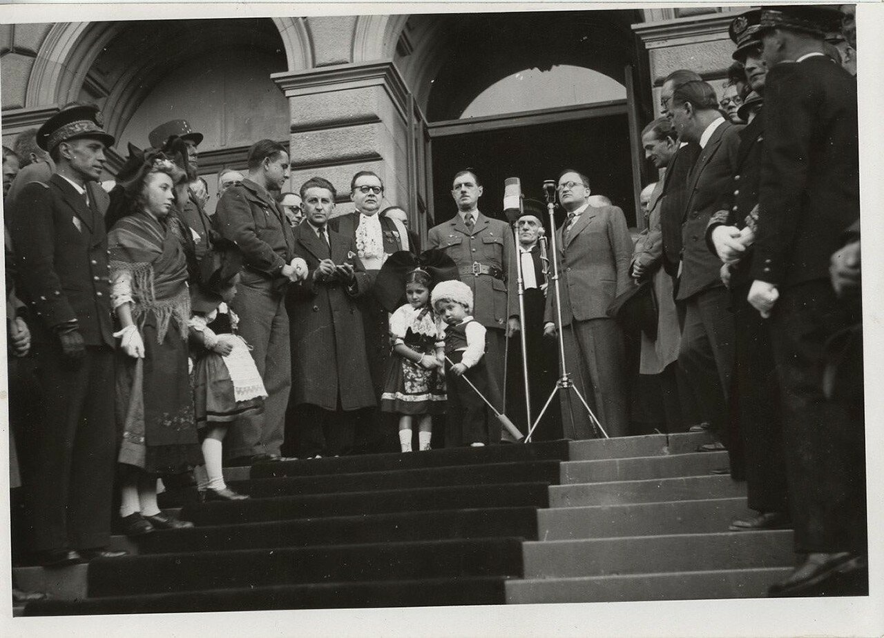 1945