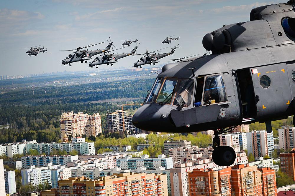 Вертолеты над. Военные вертолеты над Москвой. Военные вертолеты над городом. Парад вертолетов. Парад Победы вертолеты.