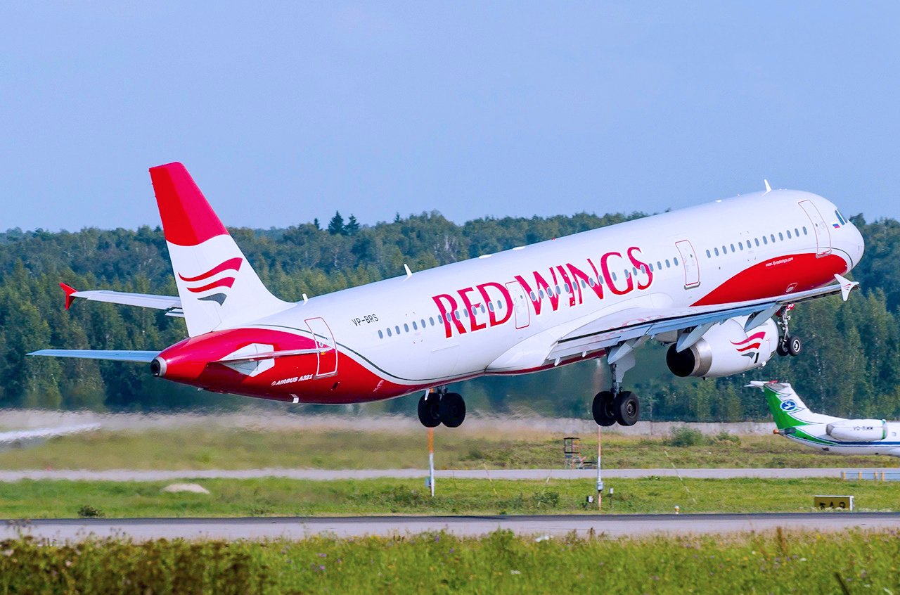 Red wings авиабилеты сайт. Ред Вингс самолеты. Red Wings Airlines авиакомпания. WZ 770 ред Вингс. Ред Вингс красный самолет.