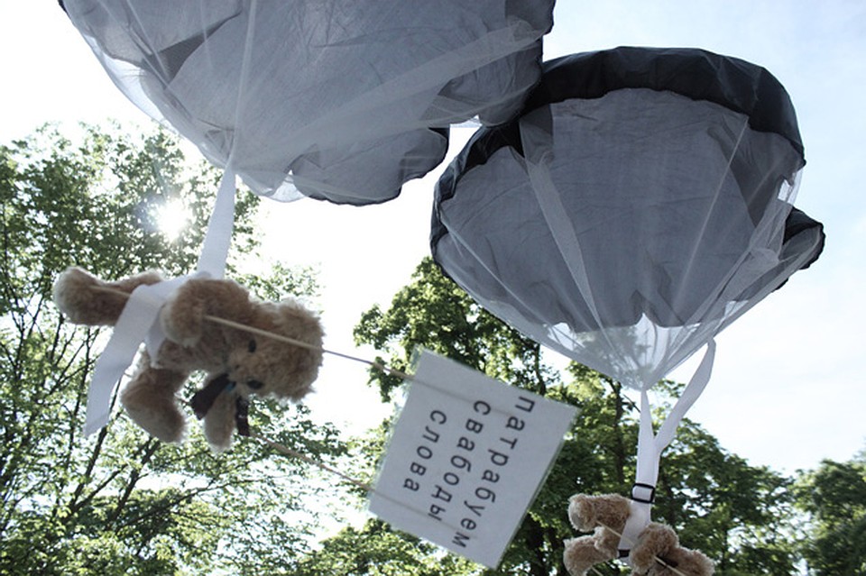 Шведский сайт утверждает, что эти медведи были сброшены на Беларусь 