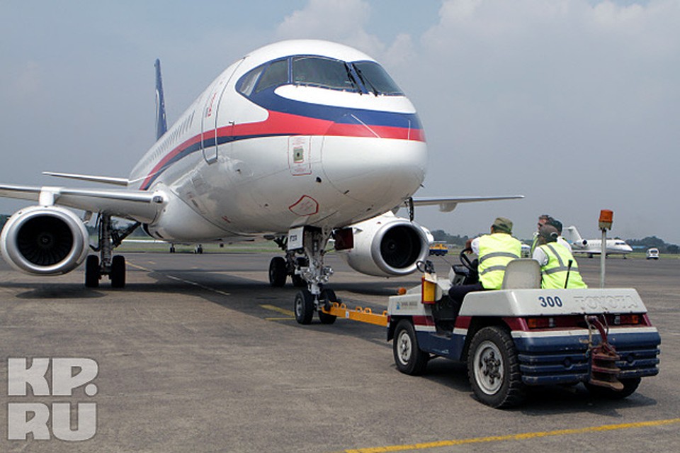 SuperJet-100 в аэропорту Джакарты готовится к своему последнему полету. Снимок сделан 9 мая 2012 года Фото: РИА Новости