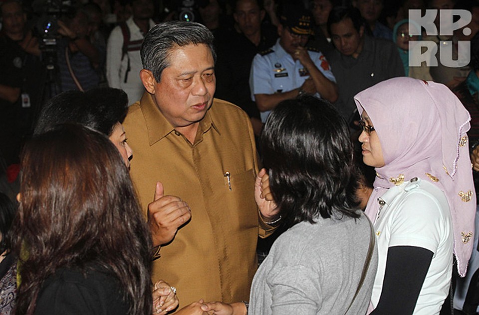 Президент Индонезии пытается успокоить родственников погибших Фото: REUTERS