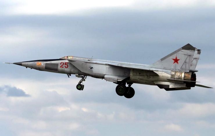  Уникальность МиГ-25 заключается в том, что он на огромной скорости может поражать воздушные цели на 25 километровой высоте