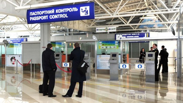 Паспортный контроль в аэропорту России