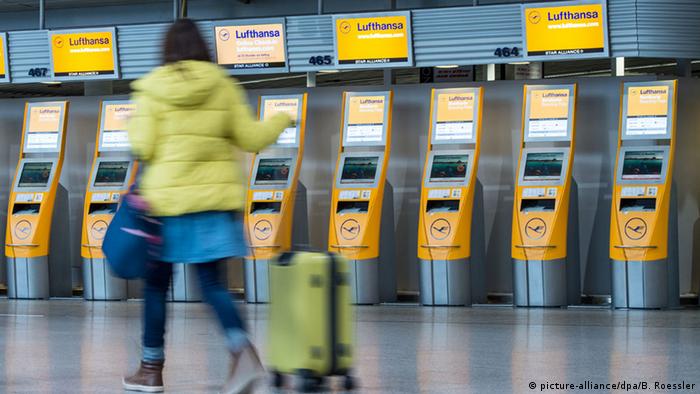 Lufthansa self-check-in terminal (picture-alliance/dpa/B. Roessler)