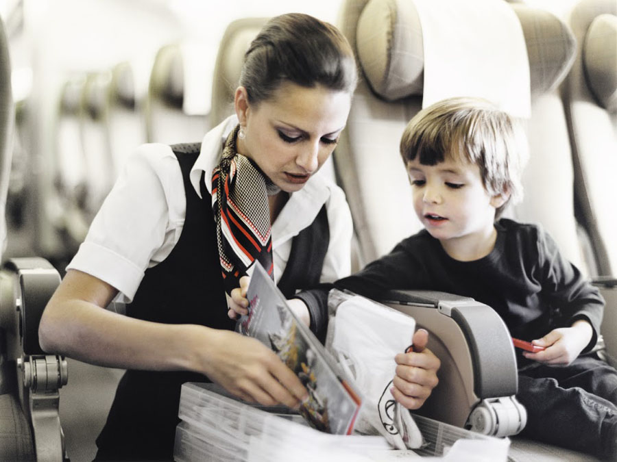 Ребенок и стюардесса в самолете